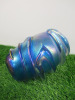 John Ditchfield Handmade - Swirl Iridescent Vase in Blue. Size H18cm. Etched with John Ditchfield Signature, No 11411 & Glasform with Glasform Label. - 8