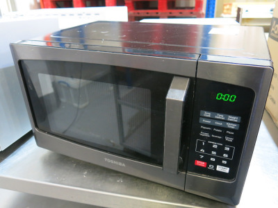 Toshiba 800W Microwave Oven, Model ML-EM23P. NOTE: missing foot.