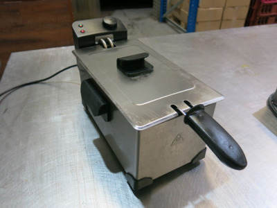 Single Basket Tabletop Electric Fryer, Model 300004RGS.