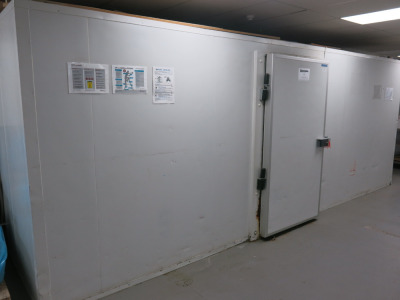 Scandia Walk in Chiller with Single Door & Key, 2 x Tecool Monoblock Refrigeration Unit, Model LY300SGL, DOM 06/2015. Size H220 x W605 x D305cm. Comes with 2 x 4 Shelf Wire Racks. NOTE: last temp recorded 15th July, buyer to dismantle and remove from site