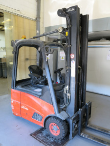 Linde E14-01, 3 Wheel Electric Fork Lift Truck, 1400kg Capacity, S/N H2X386W11000, Year 2008. 3 Stage Triple Mast with Side shift, 9938 Hours. Comes with Charger. NOTE: Collection of this lot is at the end of clearance.