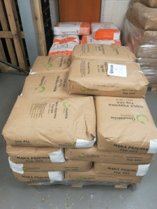 Pallet Containing 22 x 25 Kg Bags of Maka Pszenna Type 405 Flour, BBE 03/2025.