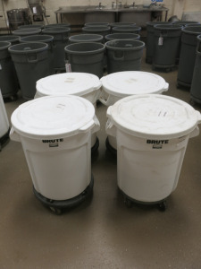 4 x Rubbermaid Brute Plastic Bins on Castors, In White.