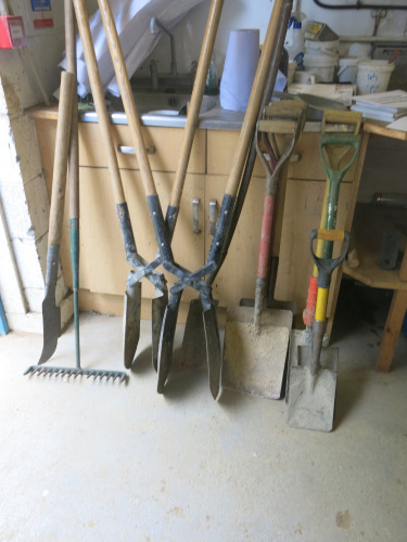 Selection of Ground Work Tools to Include: 3 x Shovels, 3 x Short Trenching Shovels, 1 x Long Handled Trenching Shovels, 2 x Large Post Shovels, 1 x Rack & 1 Scythe.