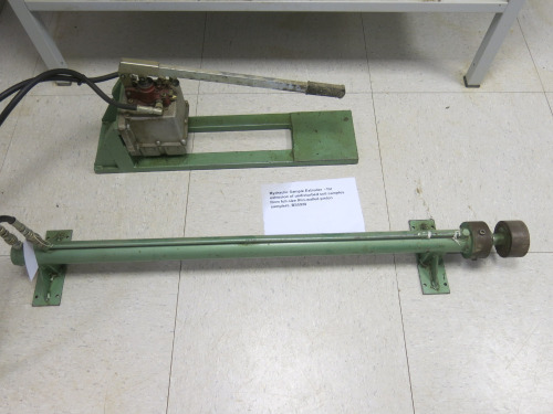 Hydraulic Sample Extruder for Extrusion of Undisturbed Soil Samples from Full-Size Thin Walled Piston Samplers, BS5930.