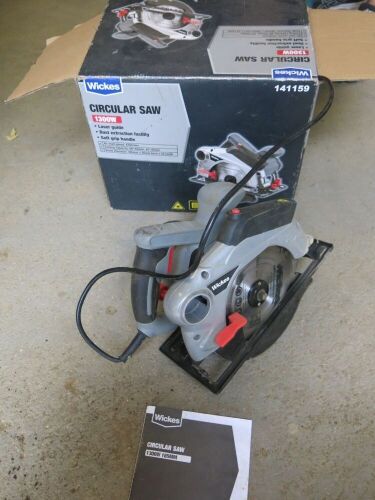 Wickes 1300W Circular Saw (appears with little use in box with manual).