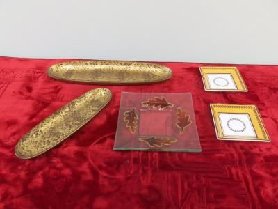 5 x Assorted Side Dishes to Include: 1 x Glass with Leaf Detail, 2 x Etrusque Safran China Dishes & 2 x Oval Long Dishes with Gold Snake Skin Pattern.