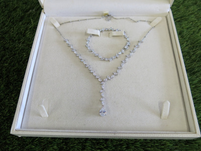 Costume Neckless & Bracelet Set in Ivory & Co Presentation Box.