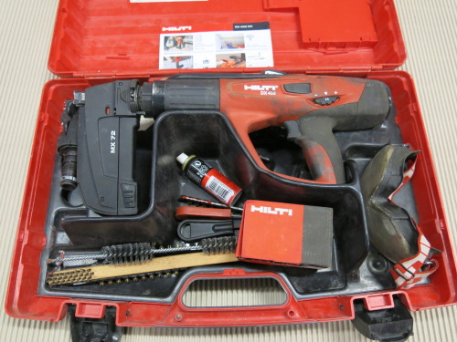 Hilti DX460 Nail Gun with MX72 Magazine. Comes in Carry Case.