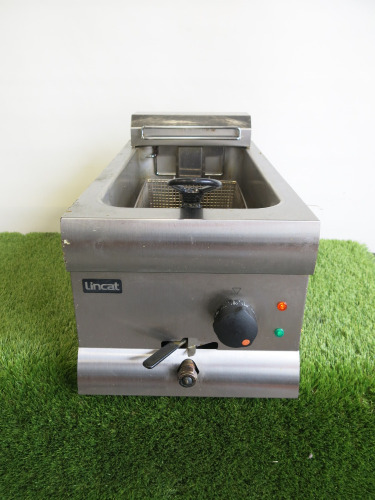 Lincat Single Tank Table Top Deep Fat Fryer with Basket, Model A008, S/N 30408230.