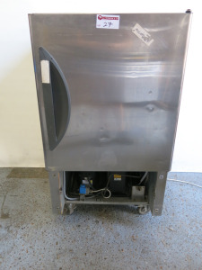 Williams Reach in Stainless Steel Blast Chiller, Model WBC20 R1, S/N 1608/802137. Size H128 x W70 x D80. NOTE: missing cover & unable to power up.