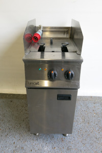 Lincat Freestanding Twin Tank Twin Basket Electric Deep Fat Fryer, Model 0E8105, S/N 30296862, 3 Phase. Size H110 x W41 x D80cm.