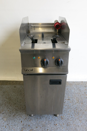 Lincat Freestanding Twin Tank Twin Basket Electric Deep Fat Fryer, Model 0E8105, S/N 30296863, 3 Phase. Size H110 x W41 x D80cm.