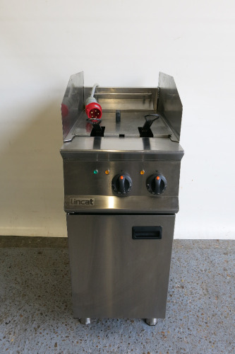 Lincat Freestanding Twin Tank Twin Basket Electric Deep Fat Fryer, Model 0E8105, S/N 30296864, 3 Phase. Size H110 x W41 x D80cm.