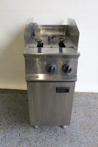 Lincat Freestanding Twin Tank Twin Basket Electric Deep Fat Fryer, Model 0E8105, S/N 30296937, 3 Phase. Size H110 x W41 x D80cm. NOTE: requires plug.