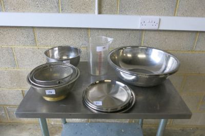 Quantity of Kitchen Accessories to Include: 6 x Mixing Bowls, 3 x Sieves, 8 x Trays & 1 x Plastic Measuring Jug.