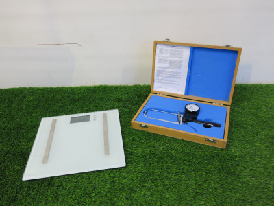 Harpenden Fitness Assist Skinfold Calliper in Wooden Box with Body Fat Scale, Model F33710.