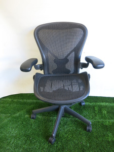 Herman Miller Aeron Ergonomic Adjustable Mesh Office Chair in Graphite Grey, Size B.