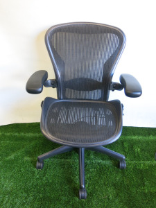 Herman Miller Aeron Ergonomic Adjustable Mesh Office Chair in Graphite Grey, Size B.