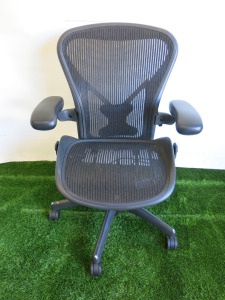 Herman Miller Aeron Ergonomic Adjustable Mesh Office Chair in Graphite Grey, Size B.