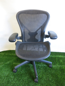 Herman Miller Aeron Ergonomic Adjustable Mesh Office Chair in Graphite Grey, Size B.