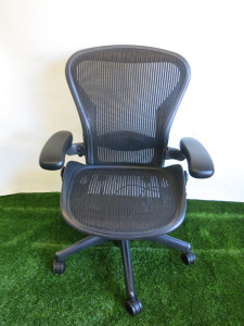 Herman Miller Aeron Ergonomic Adjustable Mesh Office Chair in Graphite Grey, Size B.