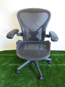 Herman Miller Aeron Ergonomic Adjustable Mesh Office Chair in Graphite Grey, Size B.