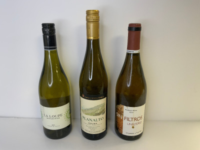 3 x White Wines to Include: 1 x La Loupe Grenache Blanc, 2022, 75cl. 1 x Sin Filtros Unfiltered, 2021, 75cl. 1 x Casa Ferreirnha Planalto Douro, 2023, 75cl.