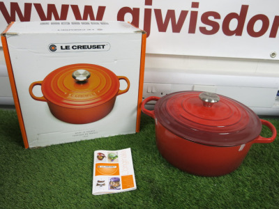 Boxed Le Creuset Enamelled Cast Iron Signature Round Casseroi/Oven in Red