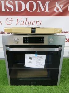 New Samsung Dual Cook Flex Built In Oven, Model NV75N5641RS, DOM 01/2022. NOTE: dent to rear casing (As Viewed/Pictured).