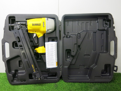 Reconditioned DeWalt 17 Degree Pneumatic Plastic Collated Framing Nailer, Model DPN9017PL. Comes with Carry Case.