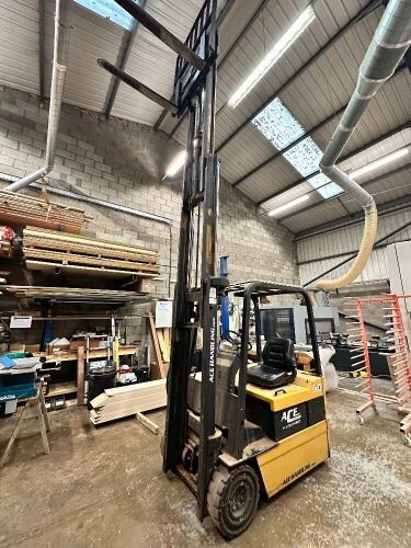 Caterpillar AH824 3 Wheel Electric Fork Lift Truck with Side Shift, 1250kg Capacity, 10,777 Hours, S/N 5CB14891. Comes with Curtis Power Charger.