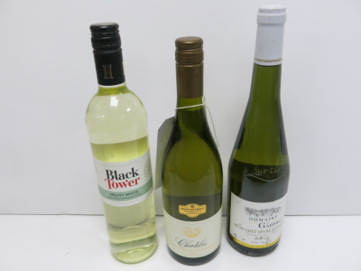6 x Assorted Bottles of Wine to Include: 2 x Appellation Chablis Controlle 2023, 2 x Domaine Du Gabbro Muscadet 2020 & 2 x Black Tower, 75cl.