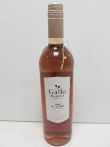 6 x Bottles of Assorted Gallo Family Rose Wine to Include: 4 x Pink Moscato & 2 x Summer Rose, 75cl.