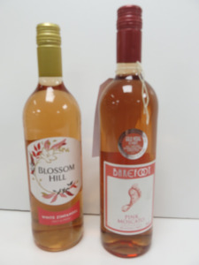 6 x Bottles of Assorted Rose Wine to Include: 2 x Bare Foot Pink Pinot Grigio, 2 x Bare Foot Pink Moscato & 2 x Blossom Hill White Zinfandel, 75cl.