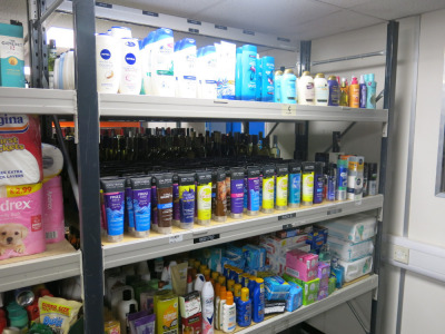 Large Quantity of Men & Womens Grooming Products & Pampers to Include: 4 x Assorted Packs of Pampers, 1 x Tena Slip Junior, 13 x Assorted Packs of Tampax, 8 x Packs of Always 39 x Assorted Packs of Lil-lets, 3 x E45 Cream, 42 x Assorted Tubes of Colgate T