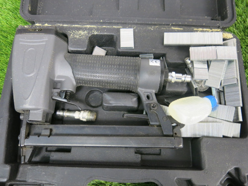 Axminster Trade AT1022NS Narrow Crown Stapler in Carry Case.