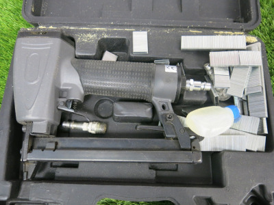 Axminster Trade AT1022NS Narrow Crown Stapler in Carry Case.