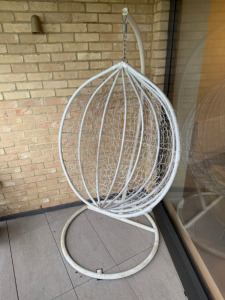 Outdoor Hanging Egg/Lounge Chair in White.