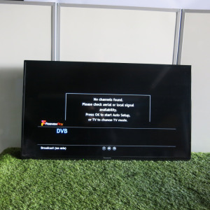 Panasonic 40"TV, Model TX-40ES400B. Comes with Remote & Wall Bracket