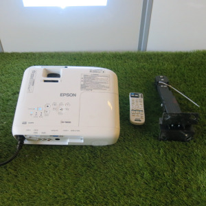 Epson EH-TW650 Full HD Beam Projector, Model H849B. Comes with Remote & Ceiling Mount.