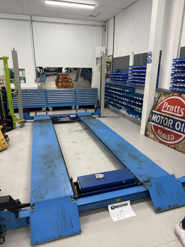 Ravaglioli 4 Post 3.5 Ton Car Lift, Model RAV421SN S/N 00755, YOM 2004, 3 Phase. Comes with 2 x Weber Hydraulic 2 Ton Jacking Beam Type SD20L, S/N 303640, 303638, YOM 2004. Comes with 4 x Robust Mechanical Turning Plates. Buyer to Dismantle.
