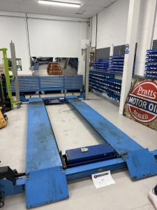 Ravaglioli 4 Post 3.5 Ton Car Lift, Model RAV421SN S/N 00755, YOM 2004, 3 Phase. Comes with 2 x Weber Hydraulic 2 Ton Jacking Beam Type SD20L, S/N 303640, 303638, YOM 2004. Comes with 4 x Robust Mechanical Turning Plates. Buyer to Dismantle.