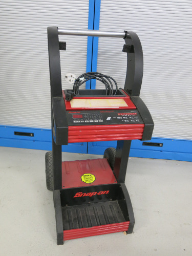 Snap On Computer Smart Battery Charger Plus, Model EEBC500-INT.