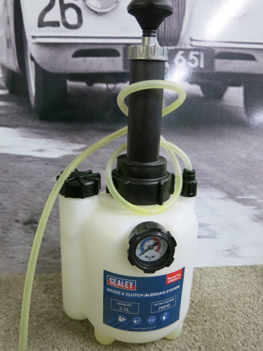 Sealey 2.5L Brake & Clutch Bleeding System, Model VS820.v4.