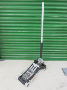 Motamec Aluminium Floor Jack, Capacity 2.5 Ton.