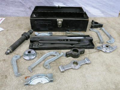 Sykes Pickavent Hydraulic Puller. Comes in Metal Carry Case.