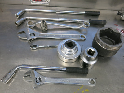 10 x Assorted Car Garage Tooling to Include: 3 x Wrenches, 2 x Adjustable Spanners, 1 x Britool 3/4" Ring Spanner, 4 x Assorted Sized Sockets.