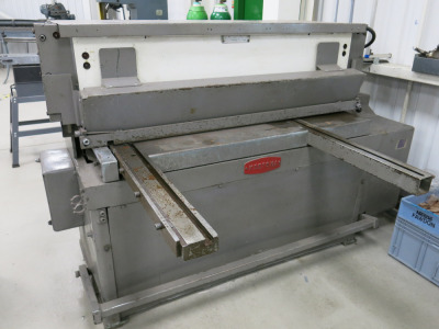 Keetona Sheet Metal Guillotine, Machine Number 8057, 1250mm, YOM 1964. 3 Phase. NOTE: Original installation was incomplete, disconnected ready for removal.