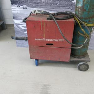 Murex Tradesmig 160 Welder, Model TM 160, S/N 86C2543. Comes with Starparts Titanium Gun. Bottle Not Included.